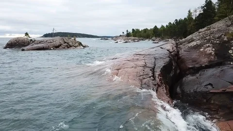 Waves on granite shore in slow motion Video stock 86542163