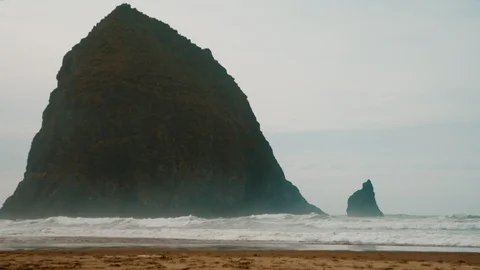 Waves at Haystack Rock Cannon Beach Oregon 库存影片 102416867