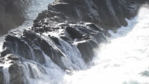 Waves heating rocks at the shore in Wales, Pembrokeshire Vidéo 288002152