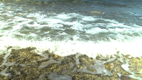 Waves hitting the beach Stockbeeldmateriaal 127095288