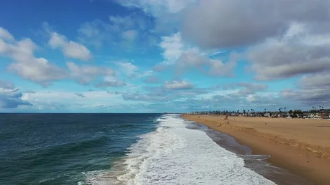 Waves hitting the beach side Vídeo Stock 150731262