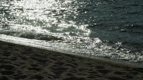 Waves hitting the beach slow motion Video stock 109258849