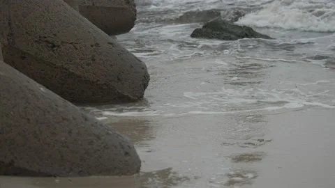 Waves hitting breakwaters in the Baltic Sea Vídeos de archivo 147344218