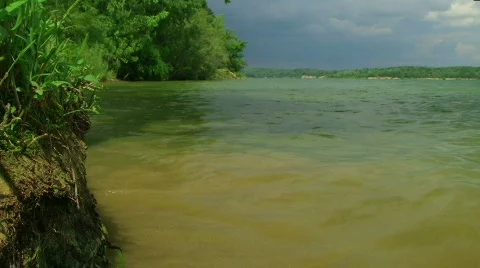 Waves Hitting Lake Shore 動画素材 619600