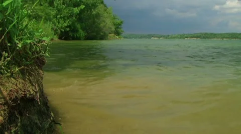 Waves Hitting Lake Shore 動画素材 8608060