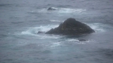 Waves hitting large rock 動画素材 39360290