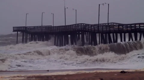 Waves hitting pier Vídeo Stock 55215253