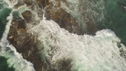 Waves hitting rock Video stock 74836709