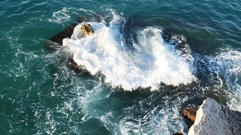 Waves hitting the rock Video stock 78761248