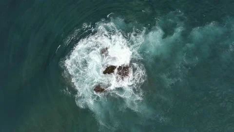 Waves hitting rock - olas chocando con rocas Vídeos de archivo 134914401