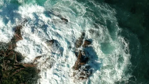 Waves hitting a rock in slow motion Video stock 127242773