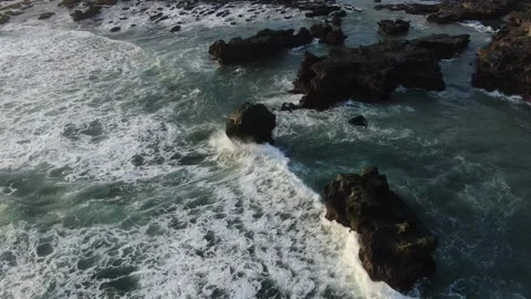 Waves hitting the rocks in bali ocean Vidéo 303629911