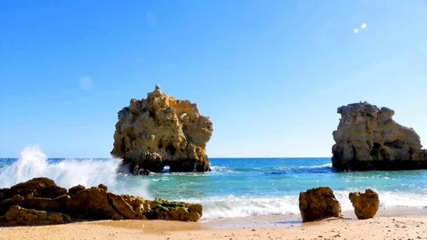 Waves hitting rocks at the beach Praia de Arrifes, Algarve, Portugal Video stock 87211428