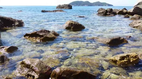 Waves hitting rocks - Beach view 4K Vídeo Stock 41251754