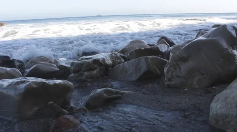 Waves Hitting Rocks 動画素材 41460168