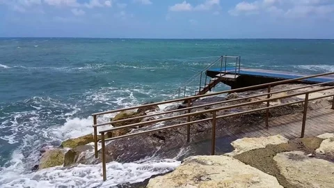 Waves hitting rocks Video stock 76569987