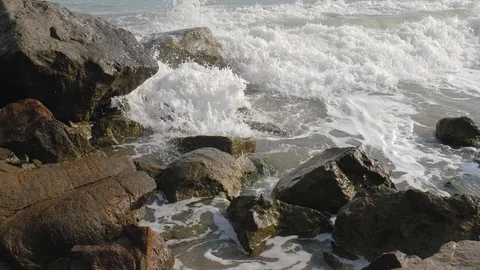 Waves hitting the rocks Video stock 96571190
