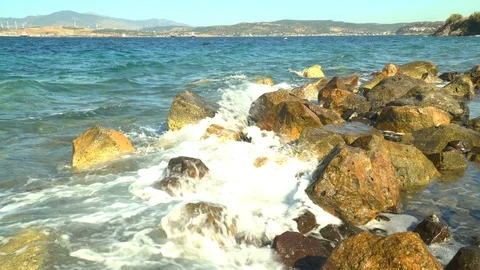Waves hitting the rocks Stock-Footage 127295865