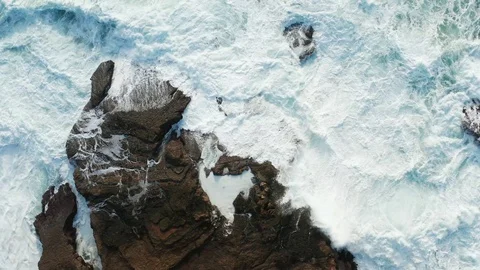 Waves hitting rocks Vídeo Stock 127805465
