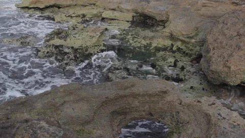 Waves hitting rocks 動画素材 127871064
