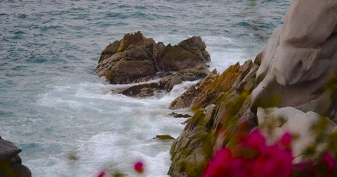 WAVES HITTING ROCKS 库存影片 283497492