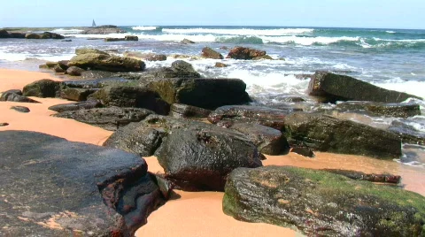 Waves hitting rocks horizon Stock Footage 659019