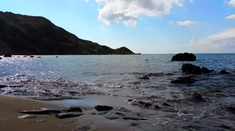 Waves hitting rocks - Rocky beach Vídeo Stock 41251622