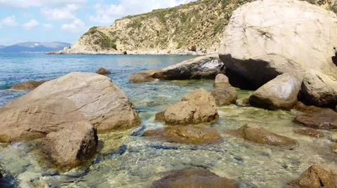 Waves hitting rocks - Rocky beach 4K Vídeo Stock 41251715