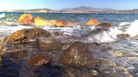Waves hitting rocks at sea 動画素材 127083155