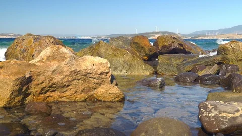 Waves hitting rocks at sea 動画素材 127145930
