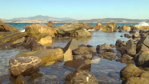 Waves hitting rocks at sea 動画素材 127146765