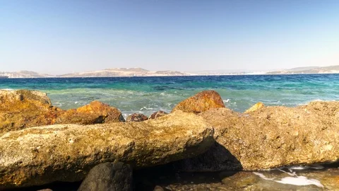 Waves hitting rocks at sea Stockbeeldmateriaal 127152518