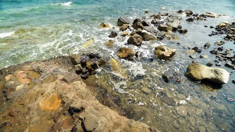 Waves hitting rocks at sea Vídeos de archivo 127214465