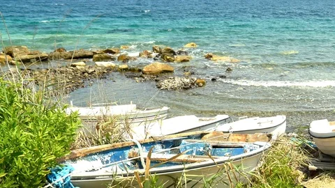 Waves hitting rocks at sea Stockbeeldmateriaal 127217901