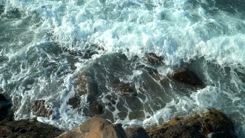 Waves hitting rocks at sea 動画素材 128108018