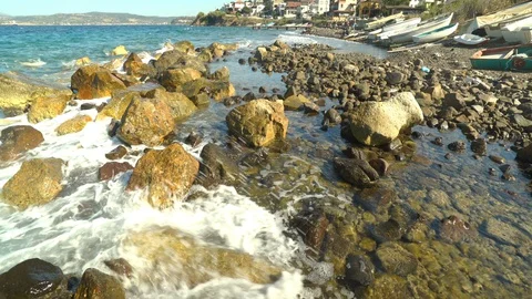 Waves hitting rocks at sea Vídeos de archivo 128488370