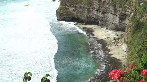 Waves hitting rocks on tropical beach forming splash shape, Uluwatu in Bali 스톡 동영상 83706591