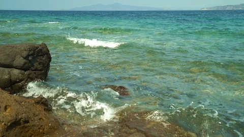 Waves hitting the seaside 库存影片 113504838