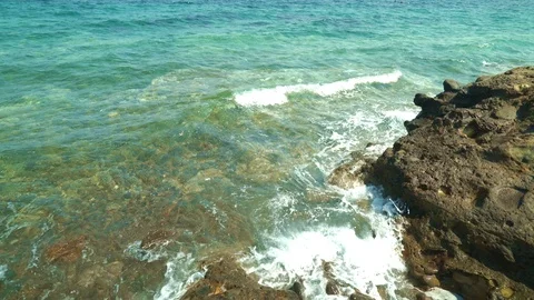 Waves hitting the seaside 動画素材 113508636