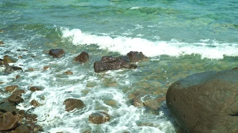 Waves hitting the seaside 動画素材 113529749