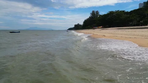 Waves hitting the shore, 4K Video stock 230946038