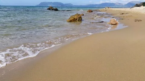 Waves hitting shore - Amazing beach Vídeo Stock 41251674