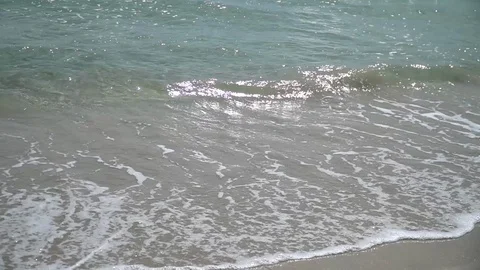 Waves hitting the shore at the beach 動画素材 128351909