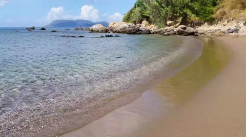 Waves hitting shore - Beautiful beach 4K Vídeo Stock 41251743