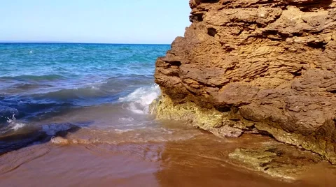 Waves hitting shore  Vídeo Stock 41251400