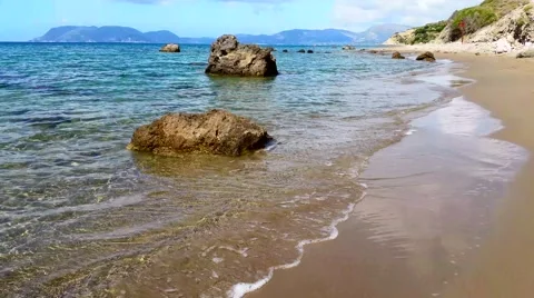 Waves hitting shore Vídeo Stock 41251649