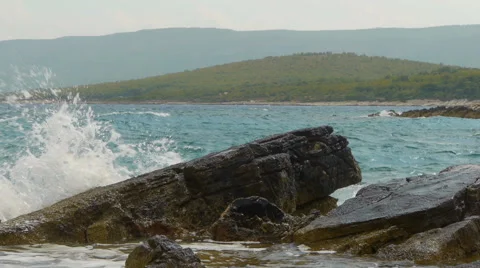 Waves hitting the Shore 库存影片 44979040