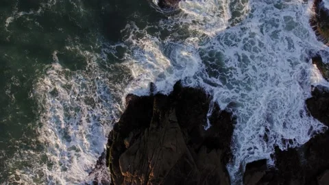 Waves hitting the shore Video stock 183185089