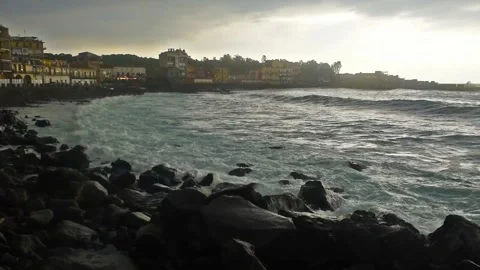 Waves hitting the shore on overcast rainy stormy day. Cyclops Coast, Sicily Vidéo 249270601