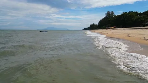 Waves hitting the shore, with wave sound, 4K Video stock 230756509